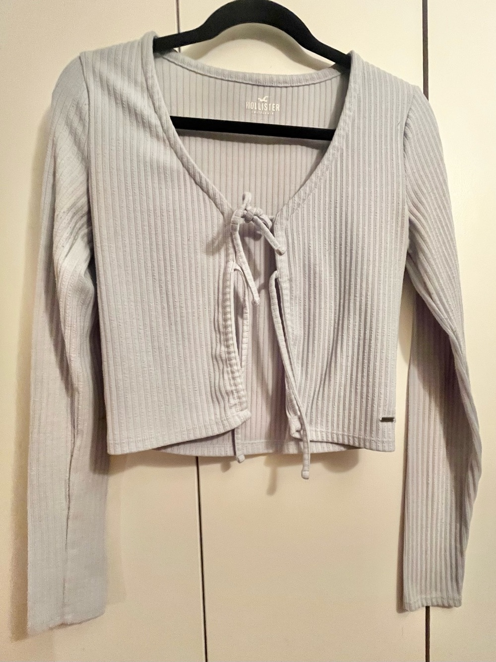 Hollister Light Gray Ribbed Tie-Front Long Sleeve Top. Y2K. Bratz.
